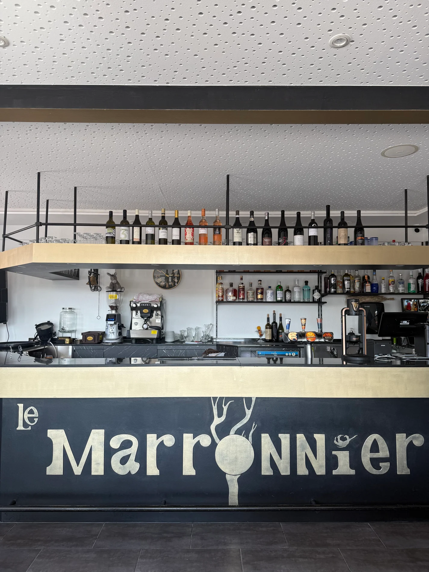 Le bar vu de près