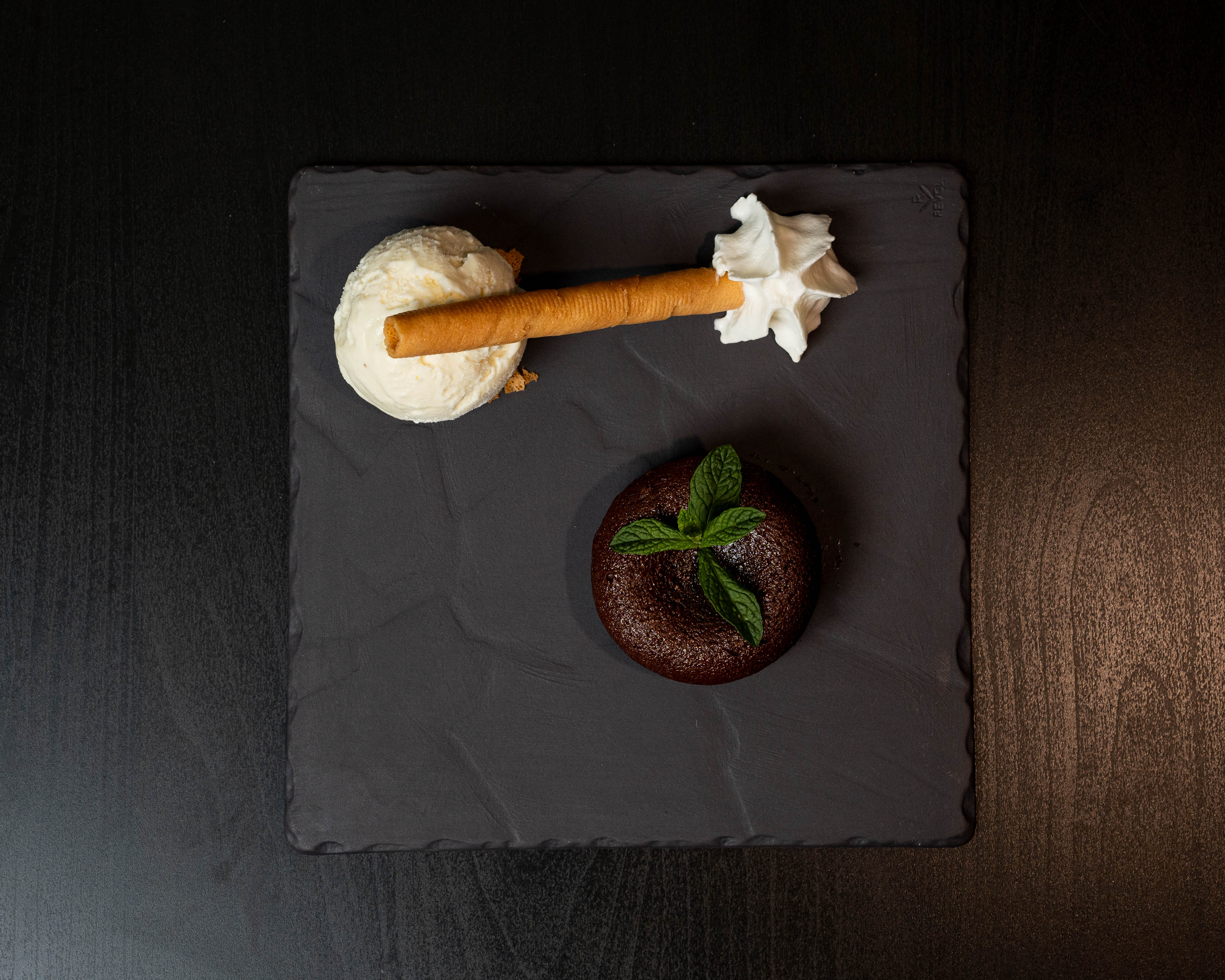 Dessert au chocolat avec glace