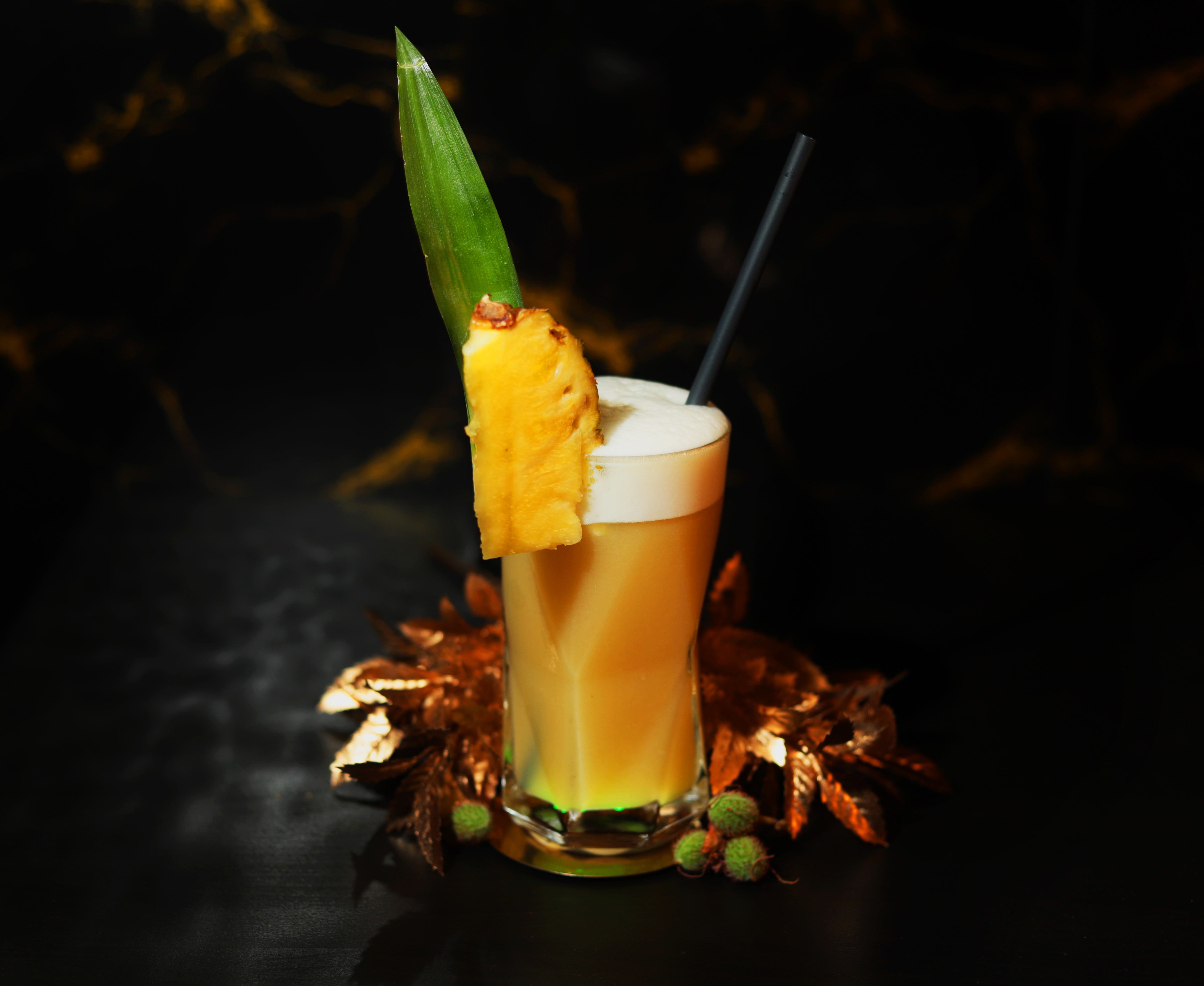 Notre barman préparant un cocktail tropical
