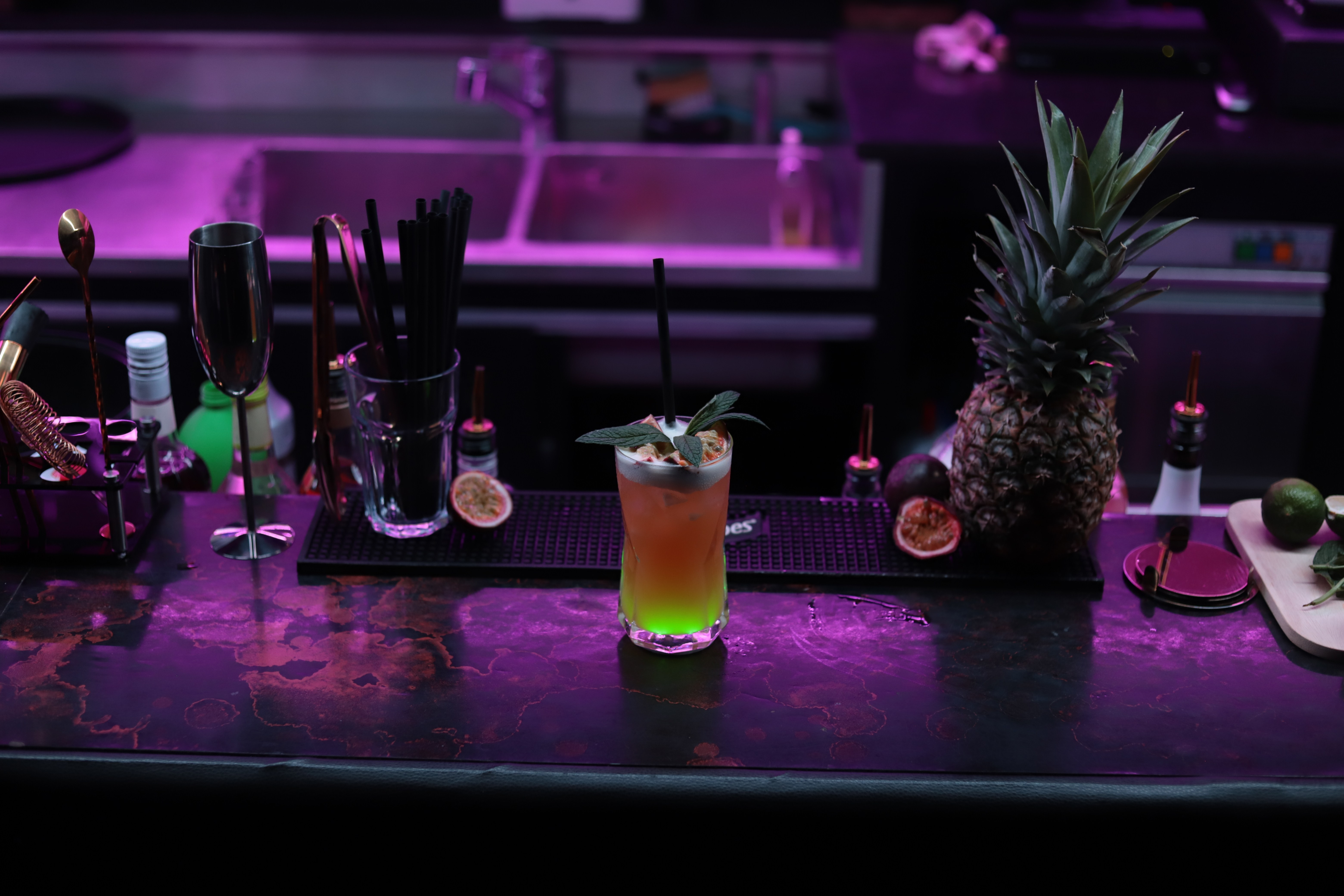 Cocktail coloré sous lumière violette