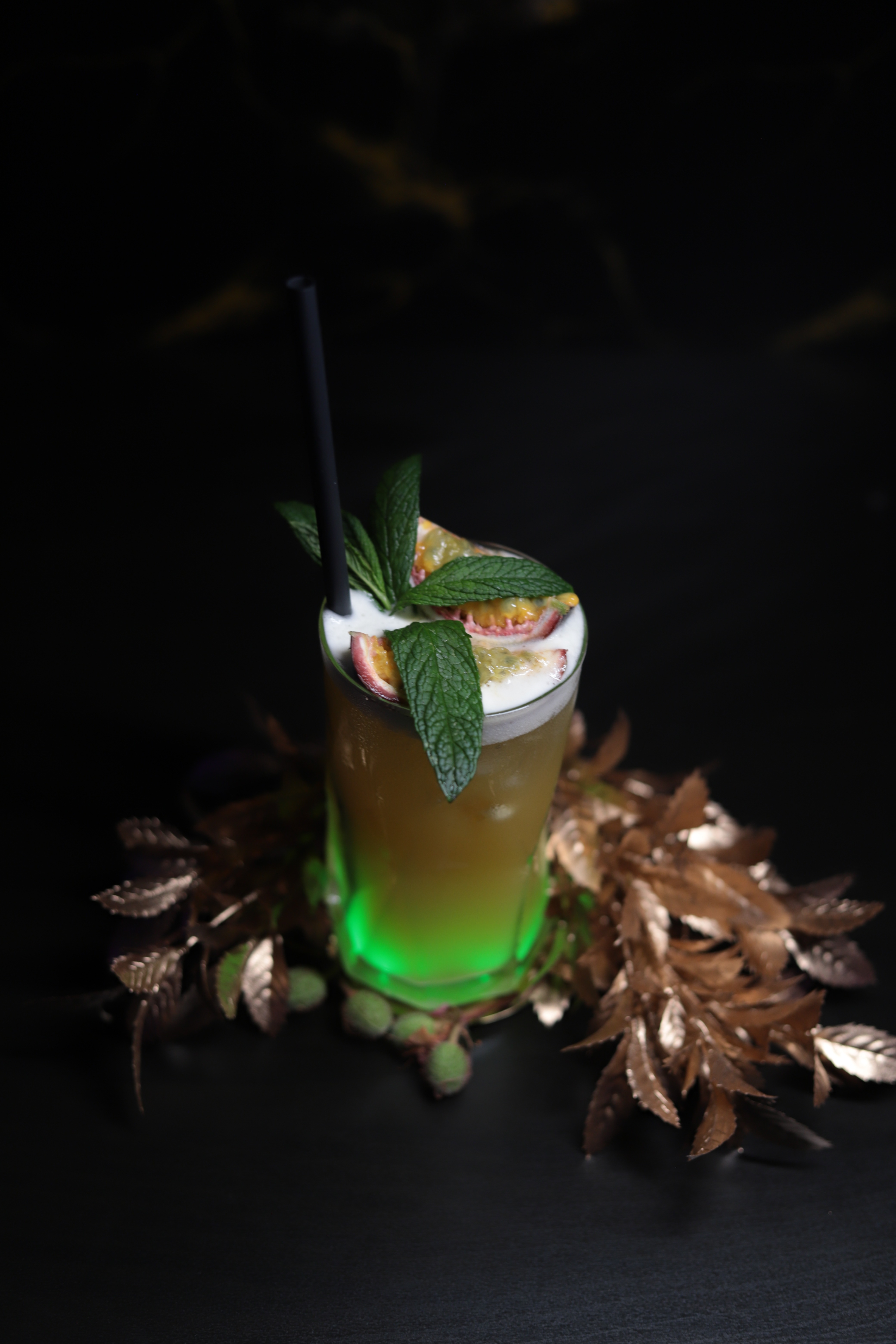 Cocktail à la menthe sur décoration dorée