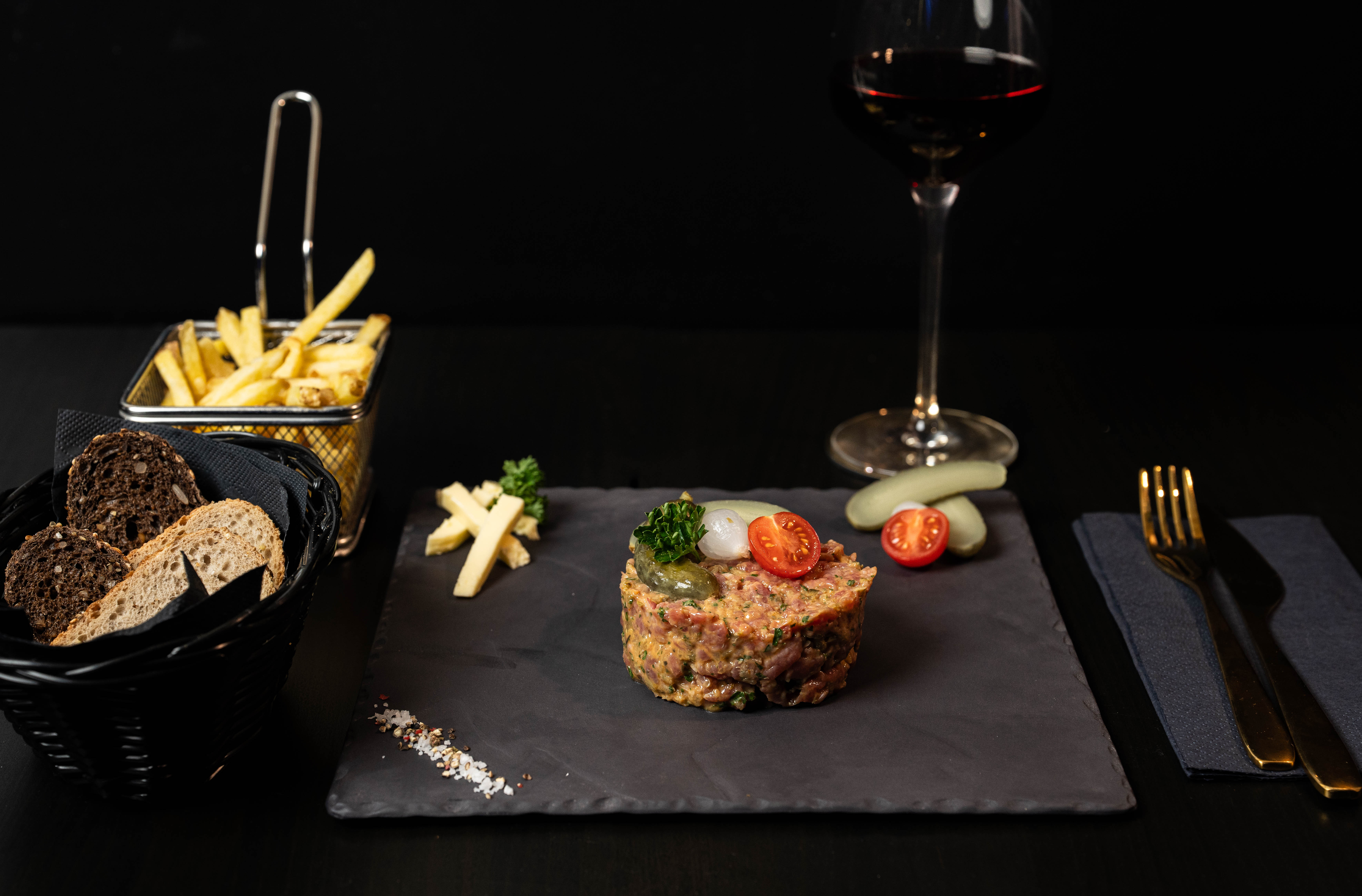 Tartare de bœuf sur ardoise